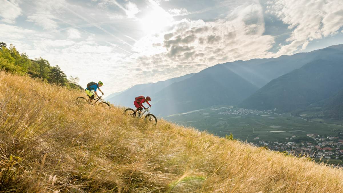 Beliebt, gut beschildert und früh befahrbar – im Vinschgau findet man zahlreiche und attraktive Trails.