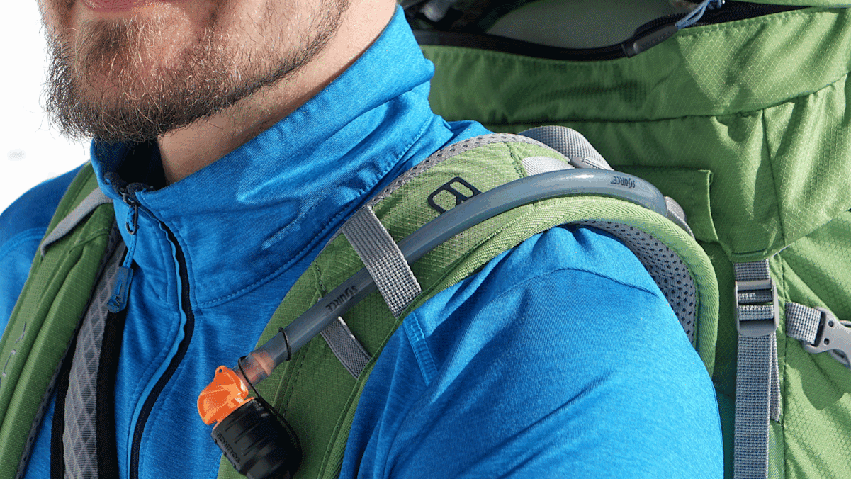 Mit dem Trinksystem von Ortlieb wird der Durst während dem Gehen gestillt.