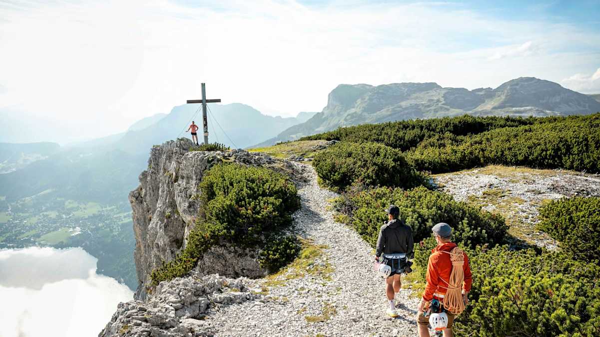 Wer ist schneller? Die Wanderin oder der Kletterer?