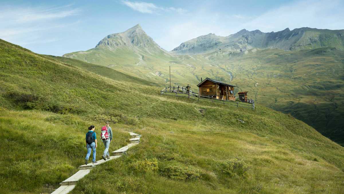 Von der Motta Naluns an einer priaten Hütte vorbei in Richtung Fuorcla Champatsch.