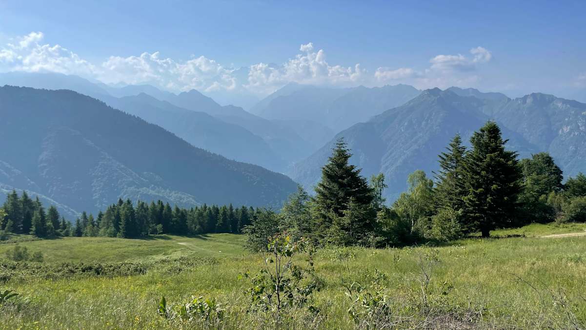 Blick auf das Monte Rosa Massiv – oberhalb der Wolken sind die Gipfel der 4000er sichtbar.
