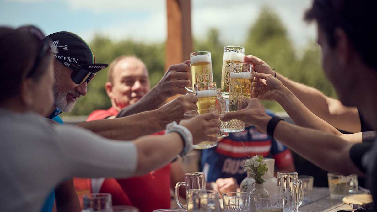 Radfahrer stoßen nach der Tour mit Bier an – gemeinsamer Genuss im Mühlviertel.