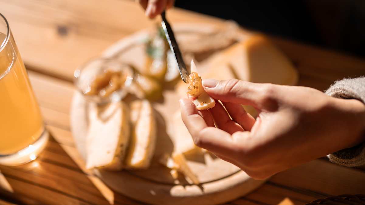 Der Herbst im Vinschgau ist die Zeit des Törggelens, der Apfelernte und Weinlese, sowie des Almkäse-Genusses.