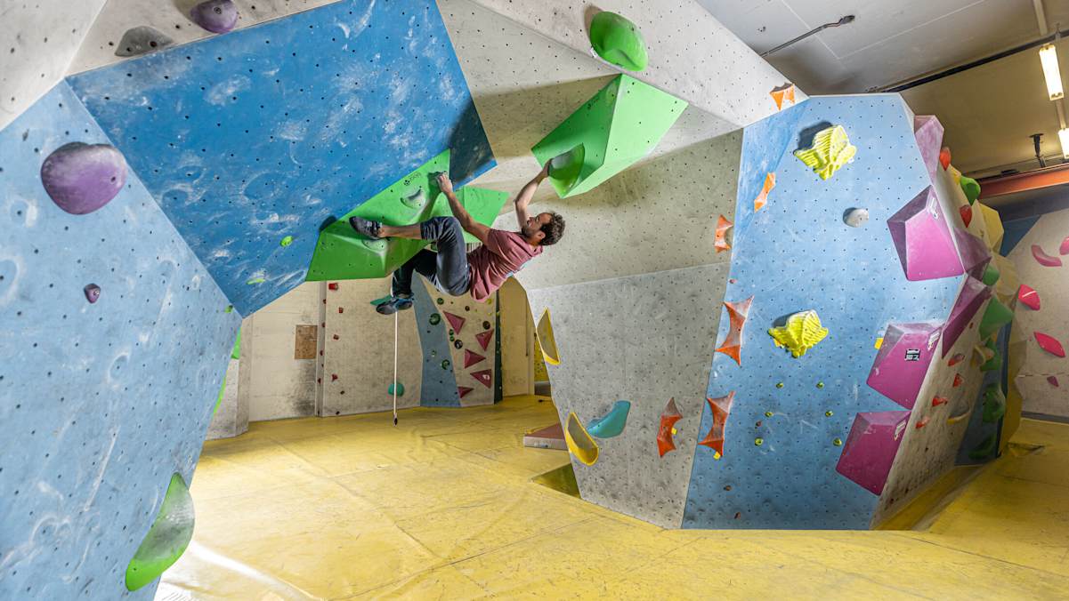 Mit 2.200 m² Kletterfläche und 600 m² Boulderfläche bietet die Halle Anfängern und Profis eine Vielzahl an Kletterproblemen.