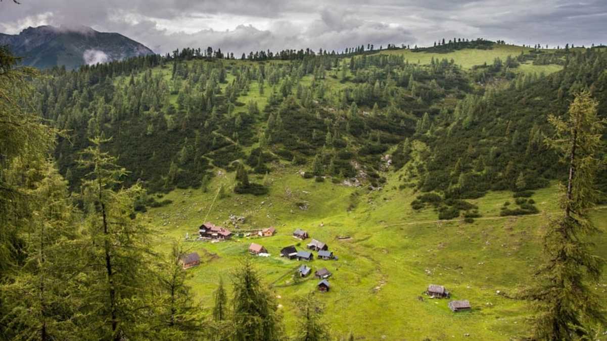 Der Blick auf die Hochmölbinghütte beim Aufstieg zum Raidling.