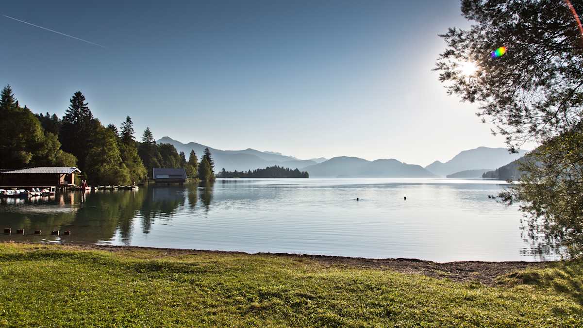 Der wunderschöne Walchensee in der Sonne.