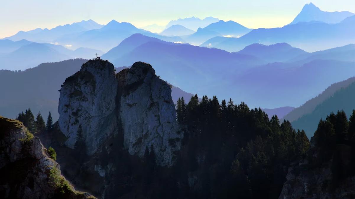 Ettaler Manndl - Gipfel mit Estergebirge und Fernblick bis zum Wilden Kaiser