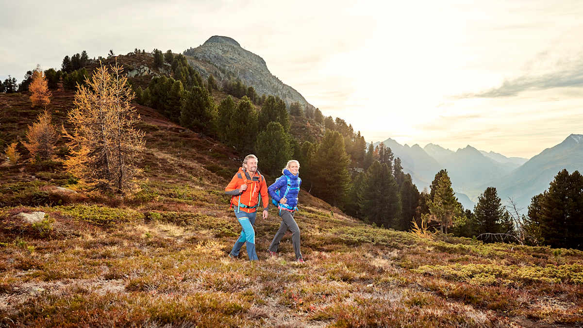 Die Sonne im Rücken: Das goldene Herbstlicht verwandelt die Region Paznaun-Ischgl in ein farbenfrohes Wanderparadies.