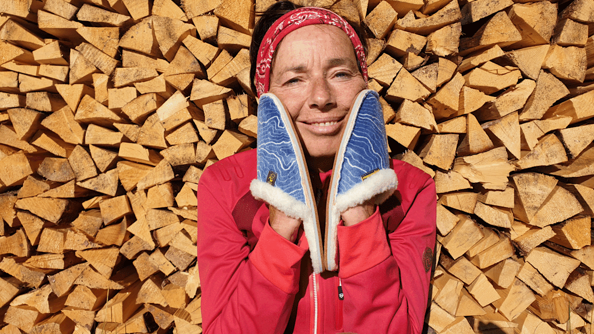 Kuschelig und innovativ: Hüttenpatschen aus upcycling Skifellen von DOGHAMMER.