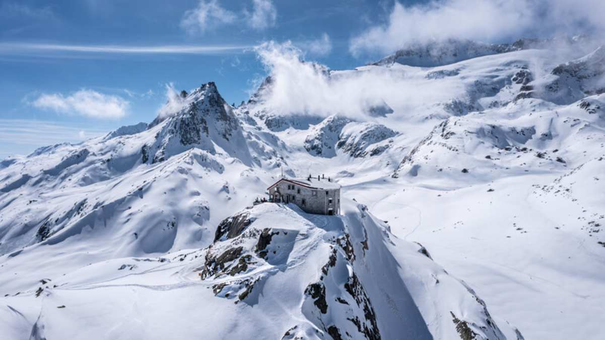 Die Albert-Heim-Hütte liegt auf einem markanten Fels-Kopf im Gebiet des Furkapasses, am Fuße des Tiefengletschers und im Banne des Galenstocks.