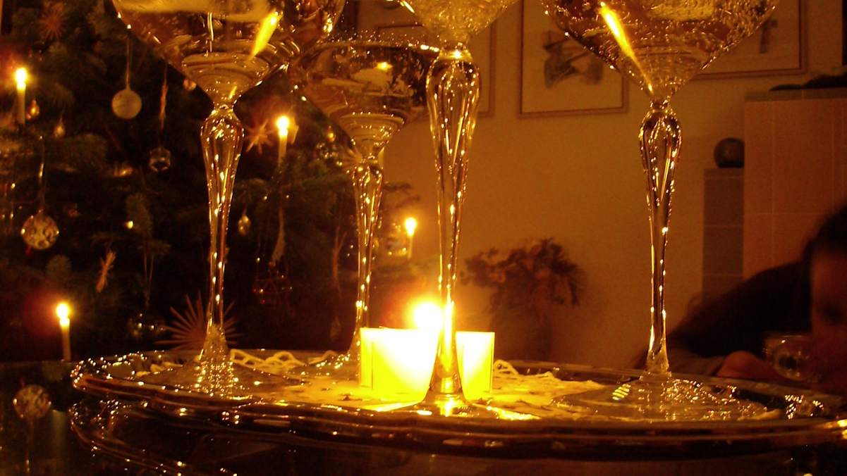 Mit einem Gläschen Sekt vor dem Weihnachtsessen anstoßen.