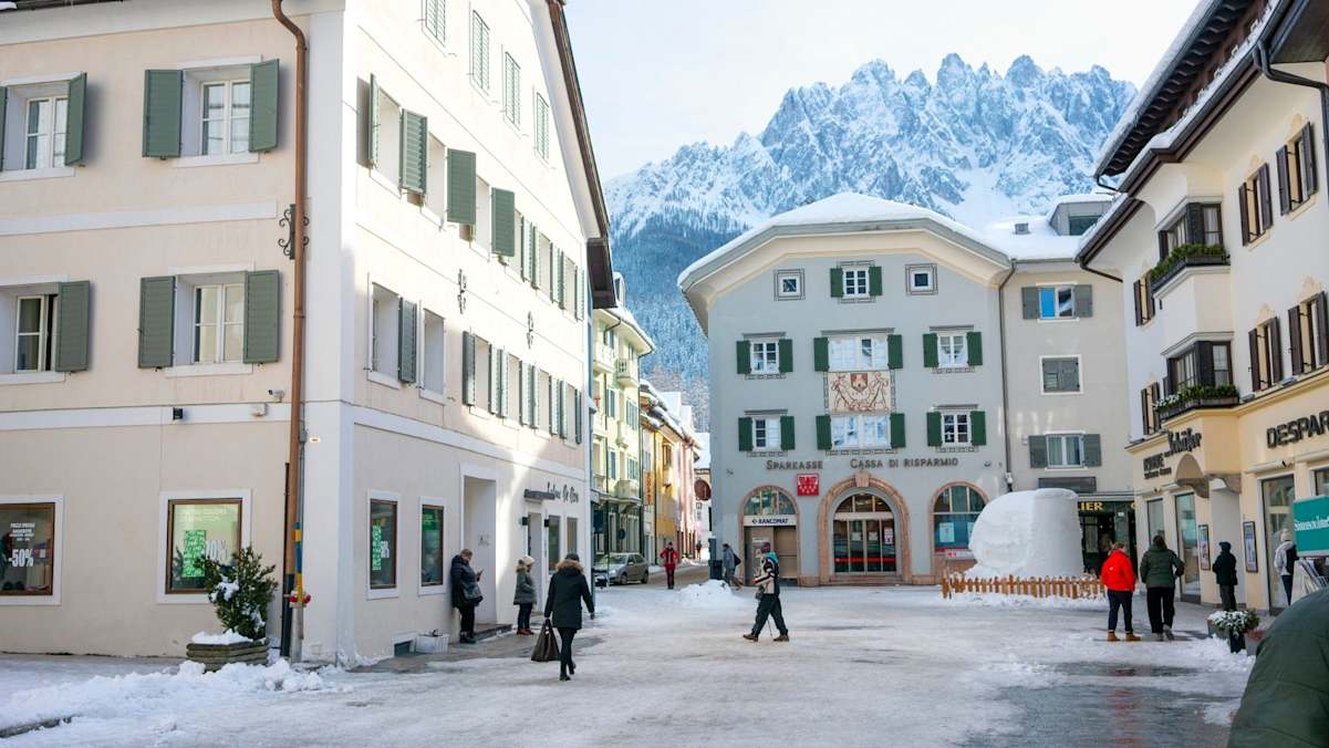 Die belebte Fußgängerzone von Innichen