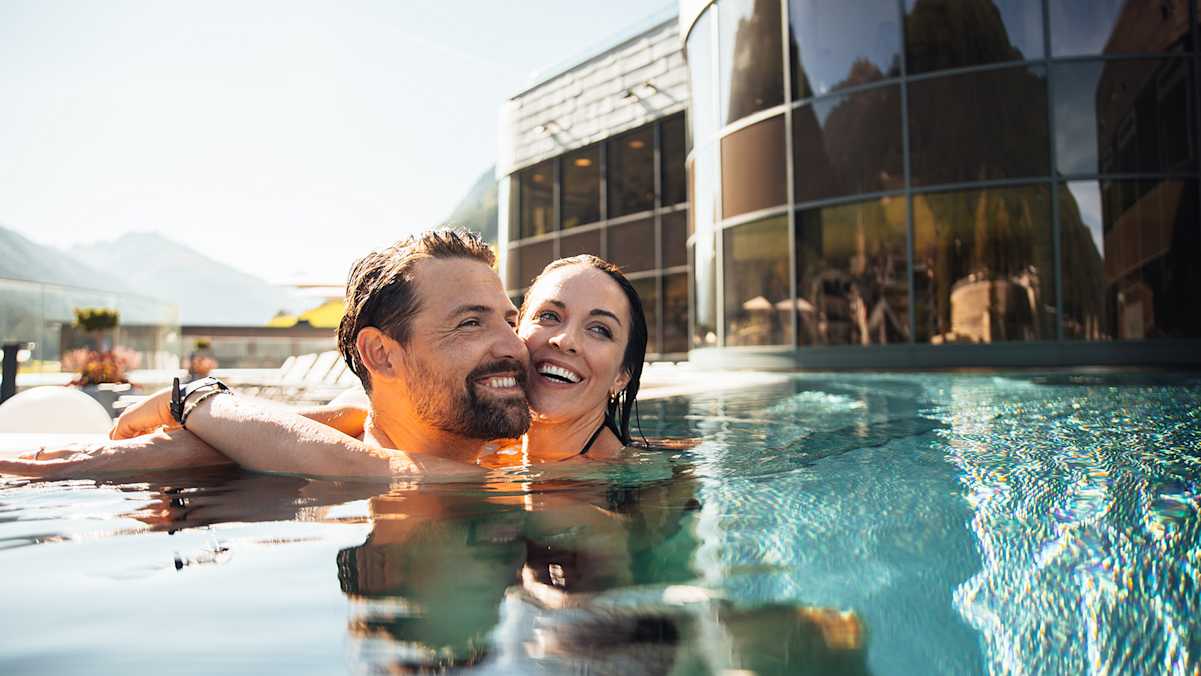 Wetterunabhängiger Genuss: Wellness inmitten der majestätischen Alpen.