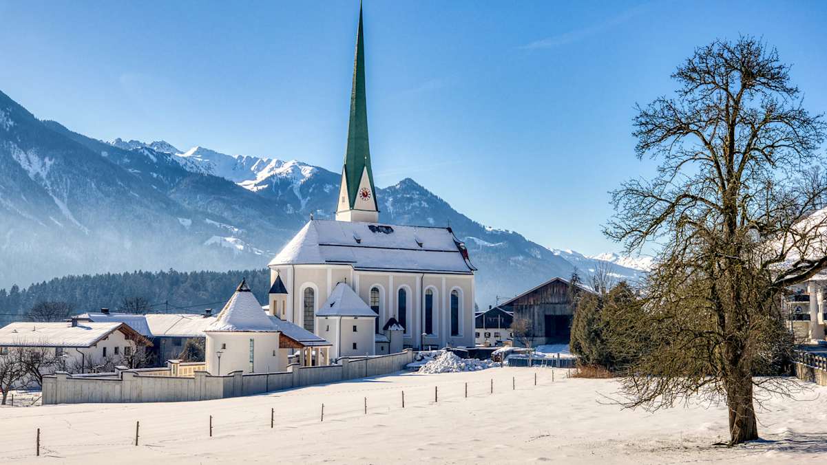 Die Pfarrkirche Wiesing im Ortszentrum