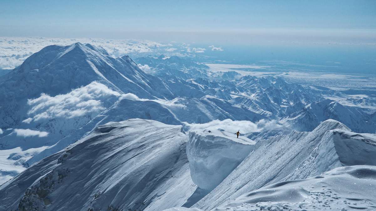 Der Film Drop the Line zeigt: Fünfzig Tage fernab jeder Zivilisation: Vier Freunde wagen sich gemeinsam durch das Denali-Massiv in Alaska.