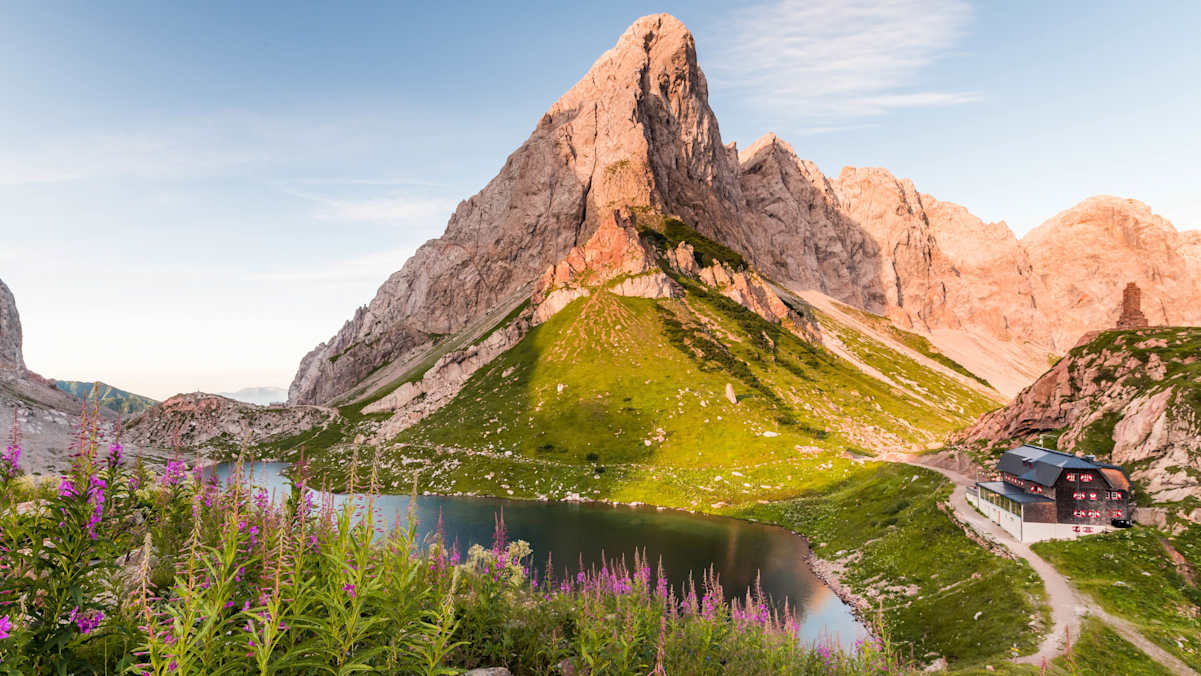 Die Wolayerseehütte am gleichnamigen See am Karnischen Höhenweg.
