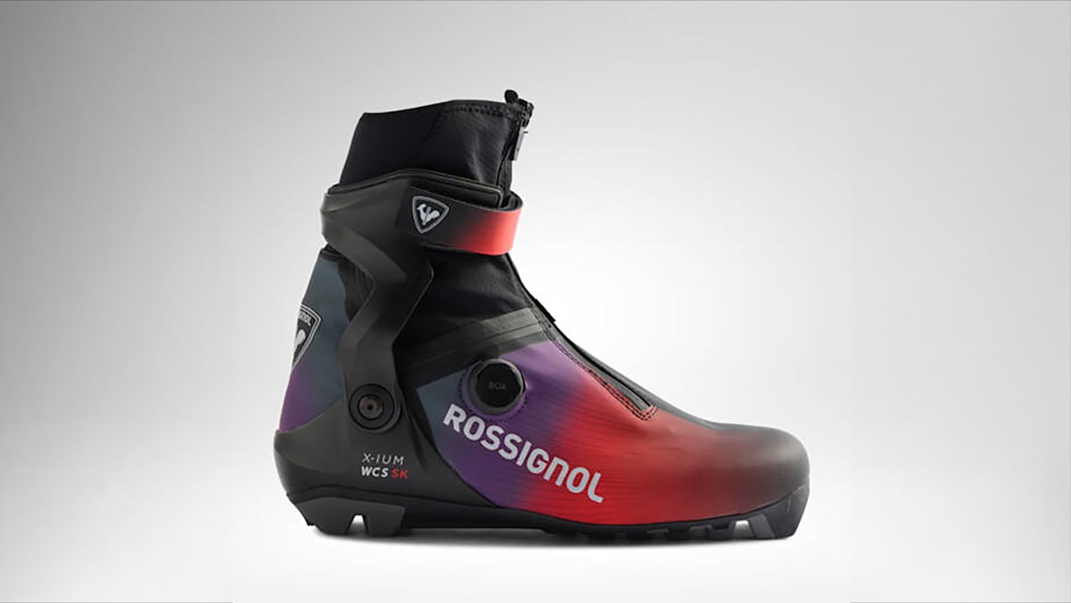 Die neuen Skatingschuhe von Rossignol mit den Farben schwarz, lila und rot auf einem weißem Hintergrund.