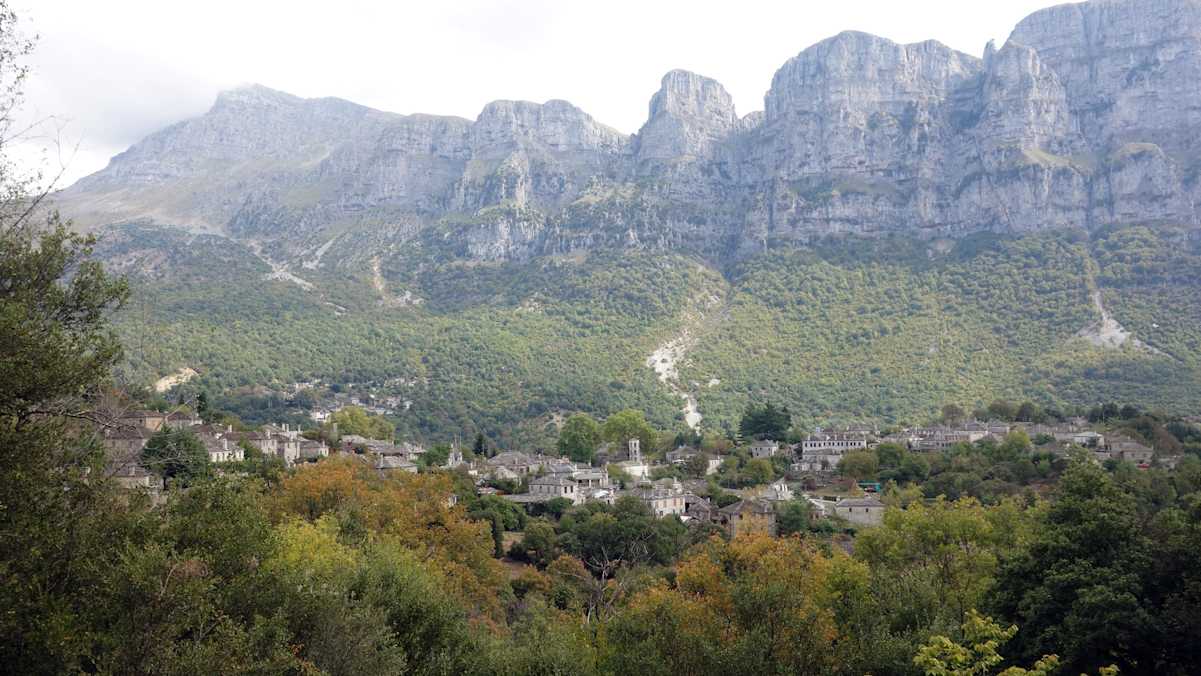 Der Ort Papigo vor dem Astraka-Massiv