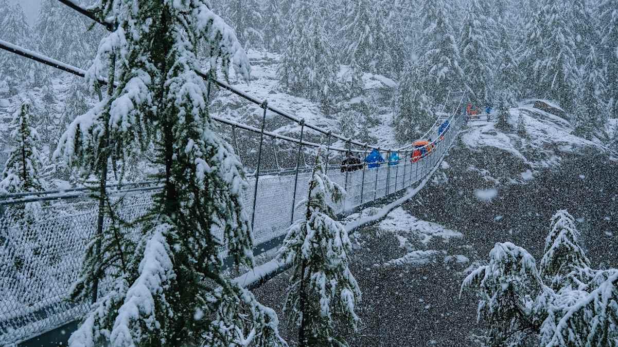 Winterliche Bedingungen bei der Überquerung der Furi-Hängebrücke.