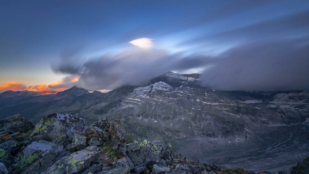 Wolken über dem Hohen Riffl (3338 m), dem Totenkopf (3151 m) und dem Rifflkarkopf (3016 m) 