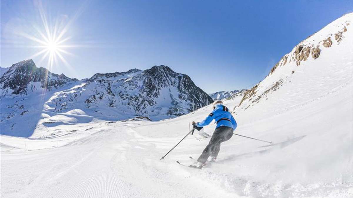 Skifahrer auf der Abfahrt