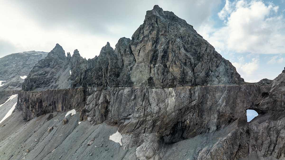Das berühmte Martinsloch in der Tektonikarena Sardona