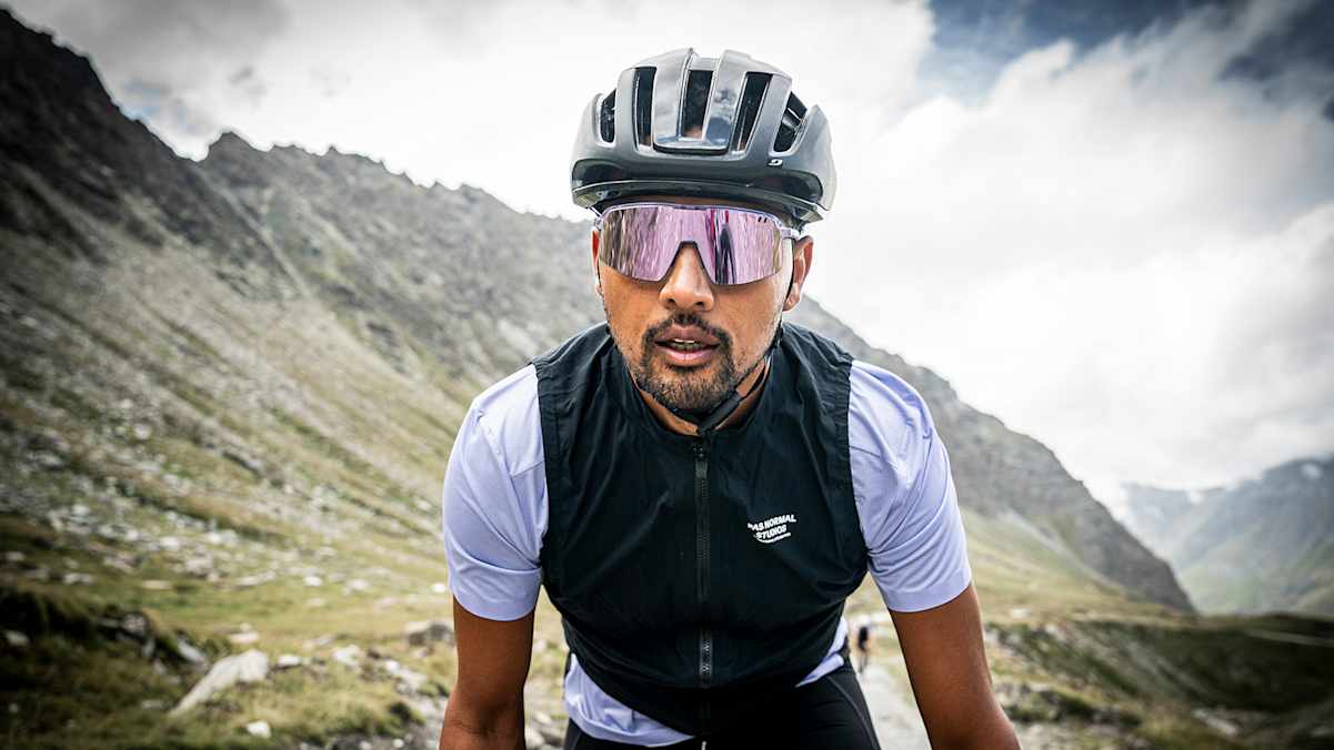 Radfahrer mit der Julbo Sportbrille, mit Blick nach vorne