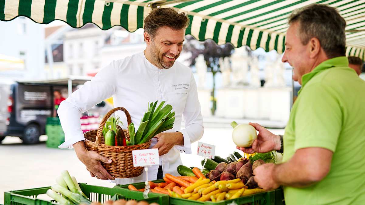 Der Drei-Hauben-Koch Mike Johann kauft frisches Gemüse auf dem Marktplatz