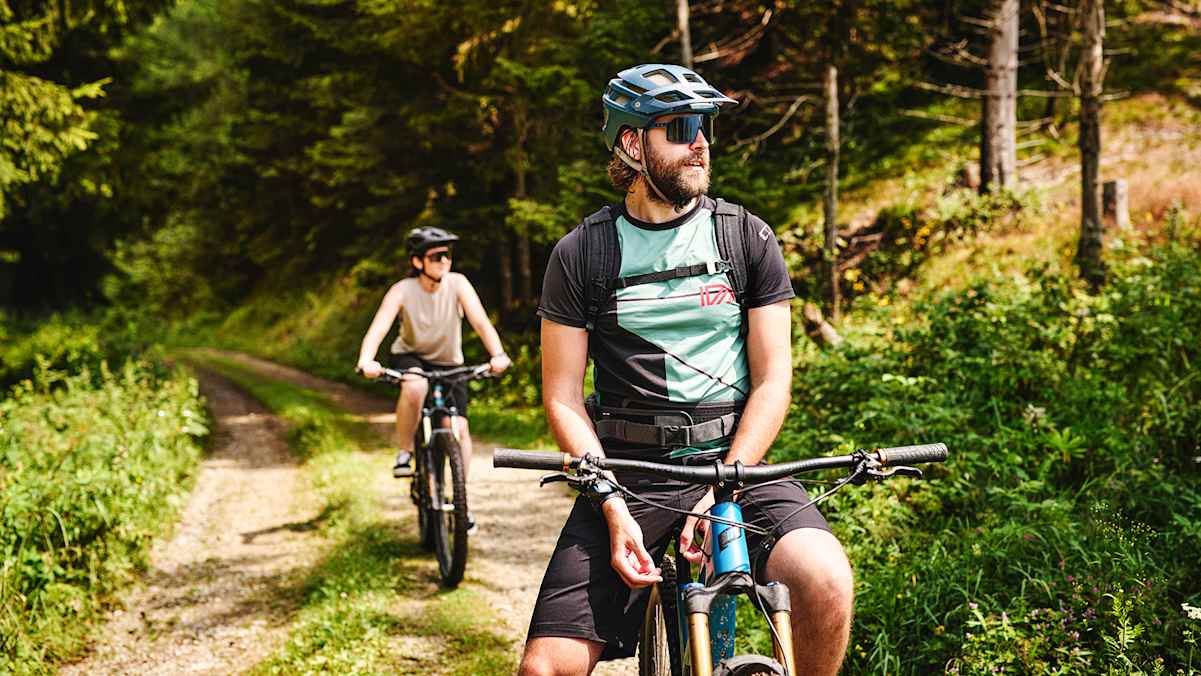 Zwei Mountainbiker auf einem Waldweg in der Hochsteiermark