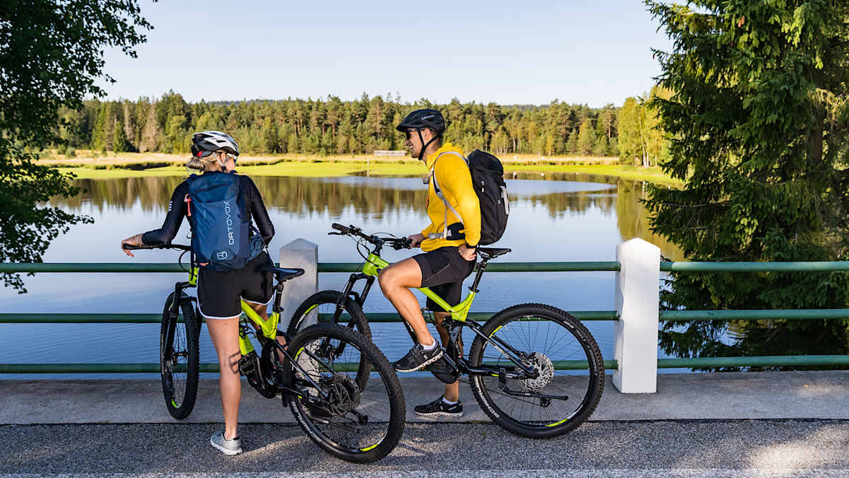 Kurze Pause mit Aussicht – genau solche Zwischenstopps zeigen, wie vielfältig das Mühlviertel auf zwei Rädern erlebbar ist.
