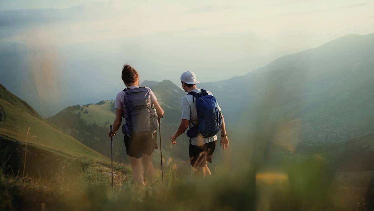 Bergabstieg, mit den Rucksack-Modellen von Osprey, 2 Wanderer