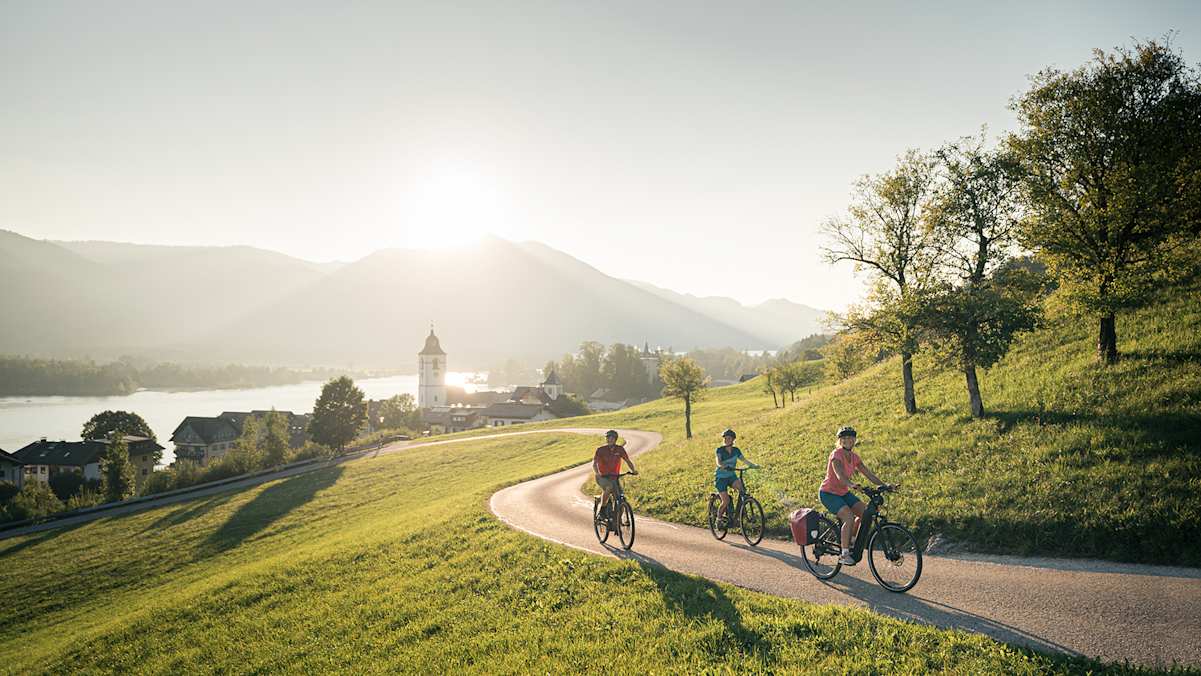 Unterwegs am Wolfgangsee vom Seeufer in die ersten Höhenmeter starten.