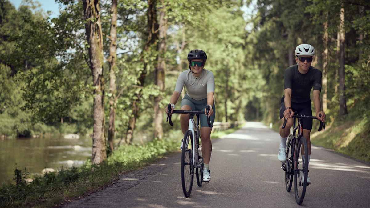 Mit dem Rennrad durch blühende Landschaften unterwegs auf den schönsten Strecken Oberösterreichs, wie hier in Mühlviertel