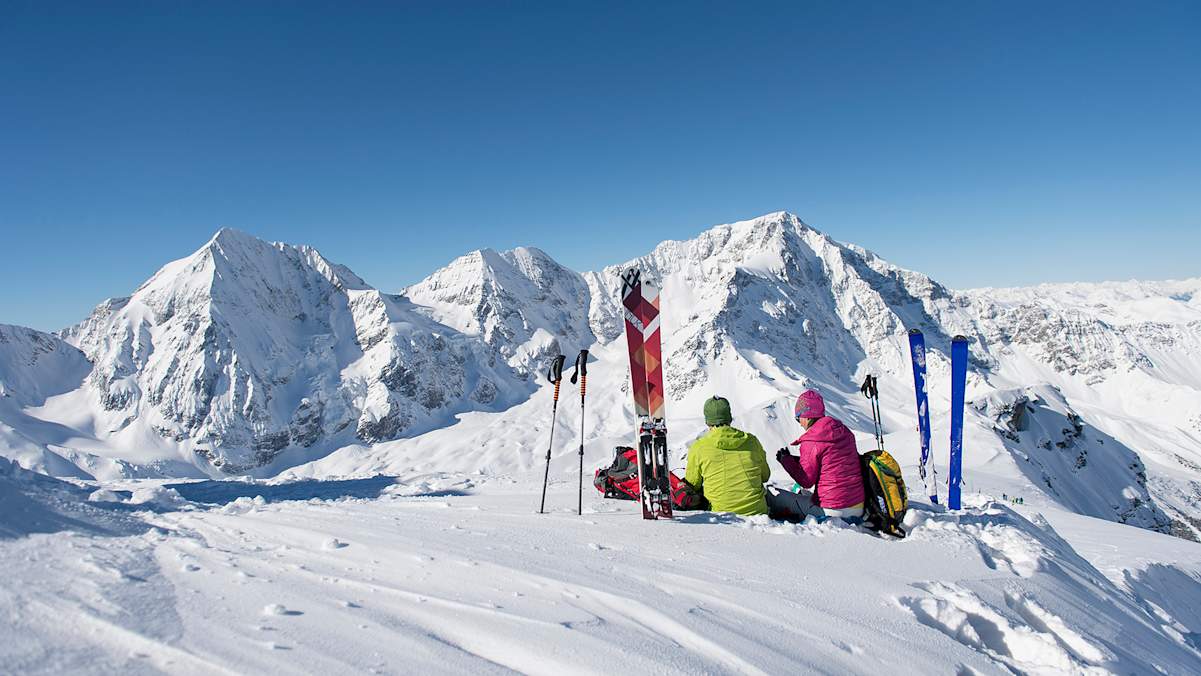 Skitourengeher genießen die Aussicht auf die Bergwelt