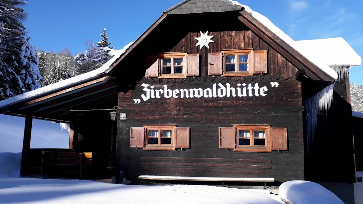 Die Zirbenwaldhütte ist eine urige und gemütliche Selbstversorgerhütte im steirischen Gebiet der Lavanttaler Alpen.