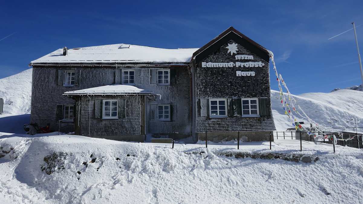 Das Edmund-Probst-Haus (1.930 m) steht in den Allgäuer Alpen am Fuße des Nebelhorns