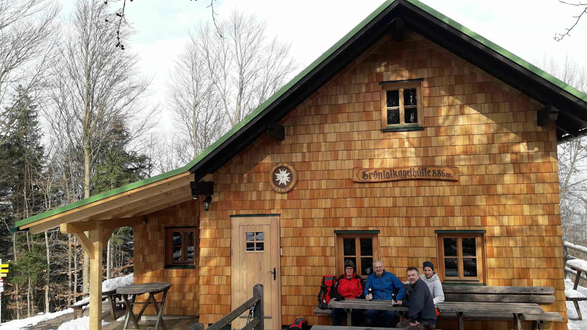 Selbst im Winter kann man auf der Bank vor der Grüntalkogelhütte sitzen.