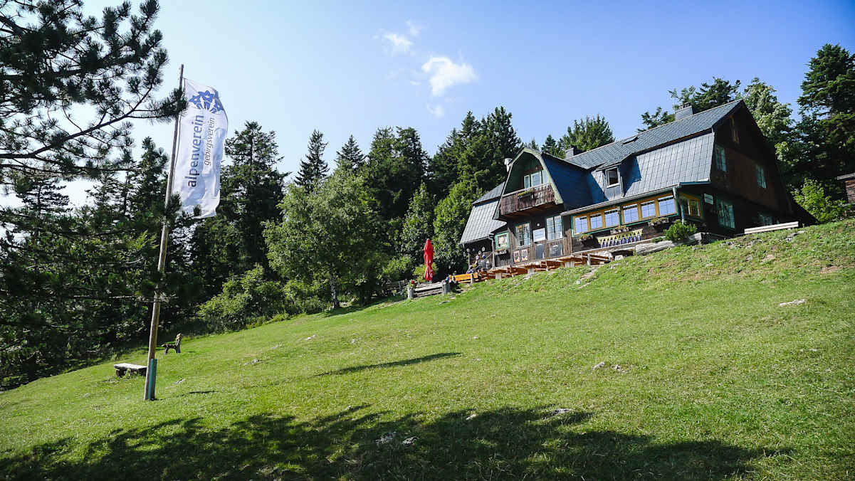 Direkt an der Hochfallwand in 946 m gelegen, ist das auch im Winter bewirtschaftete Hubertushaus auf der Hohen Wand
