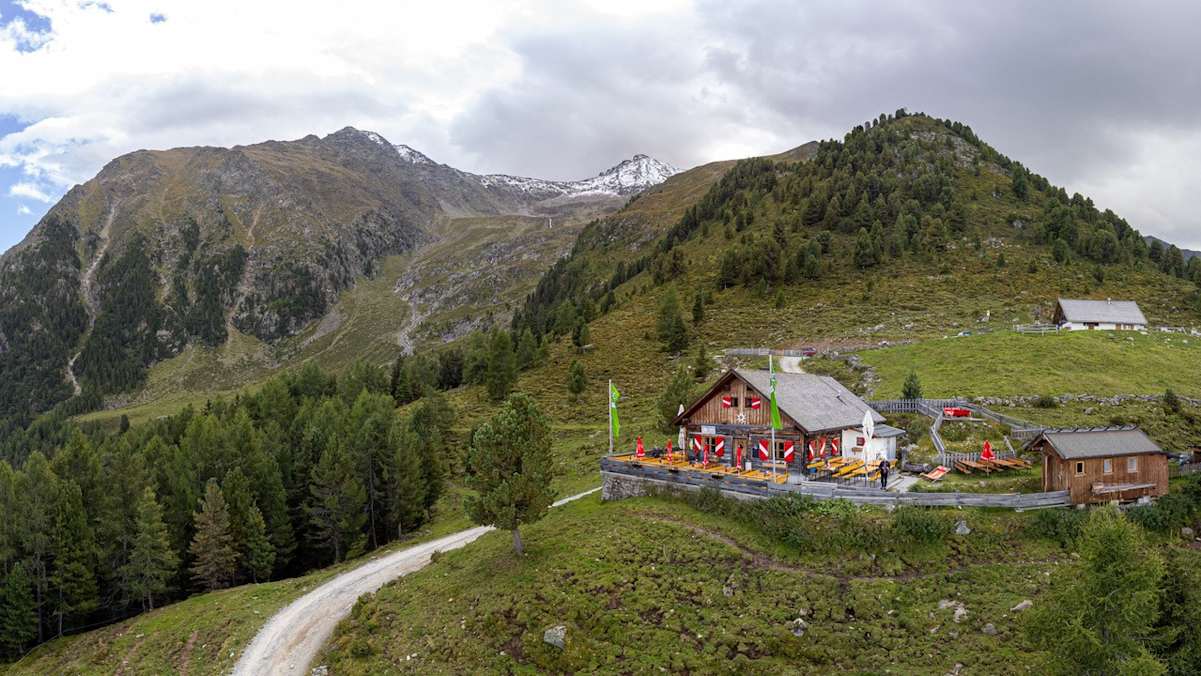 Die Peter-Anich-Hütte steht oberhalb von Telfs in den nördlichen Stubaier Alpen in Tirol.