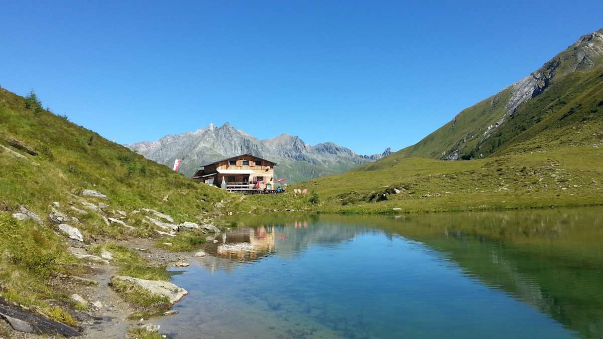 Die Bergerseehütte liegt am Rande des idyllischen Berger Sees im Zopatnitzenta.