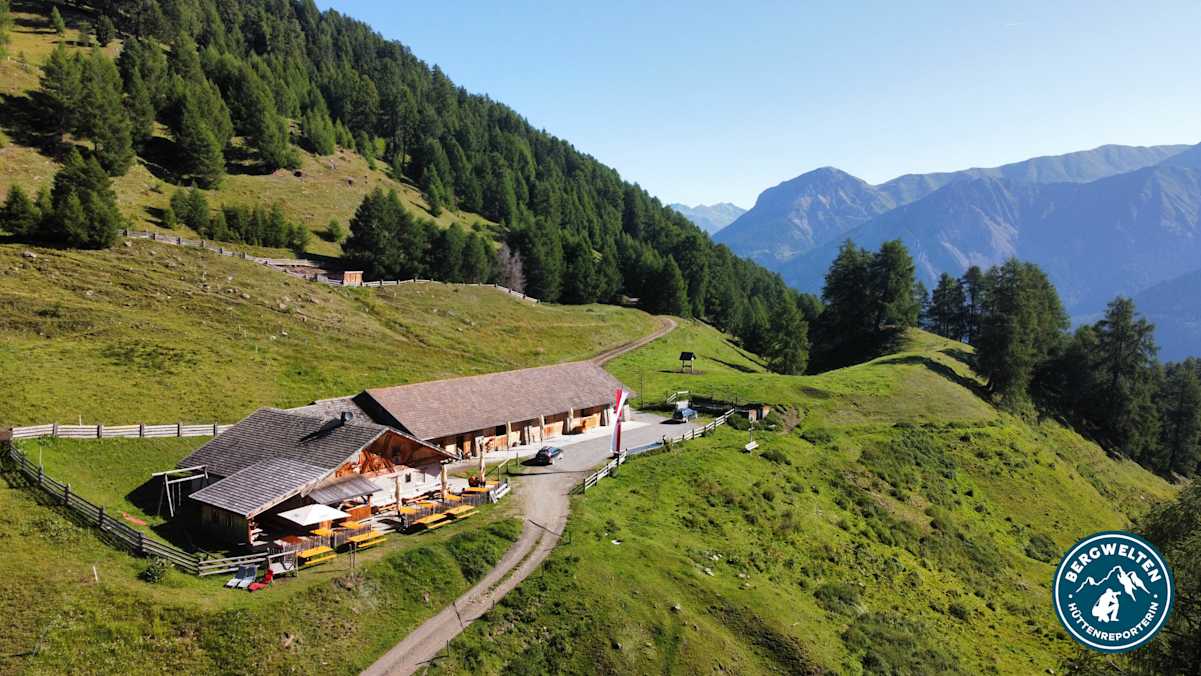 Die Brugger-Alm befindet sich auf 1.365 m Seehöhe direkt im Skigebiet Jochberg bei Kitzbühel.