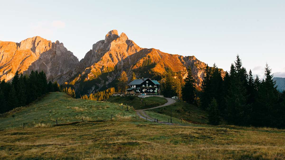 Die bewirtschaftete Mödlinger Hütte in den Ennstaler Alpen