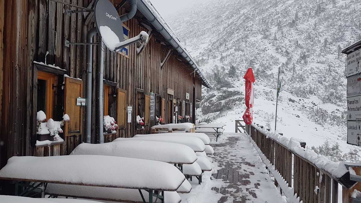 Eingeschneite Terrasse der Hesshütte