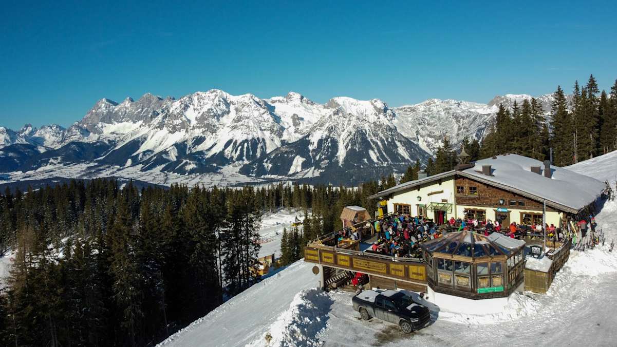 Onkel Willy's Hütte vor der traumhaften Kulisse des Dachsteinmassives