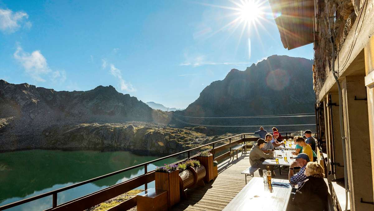Auf der Terrasse der Wangenitzseehütte mit Blick auf den Wangenitzsee