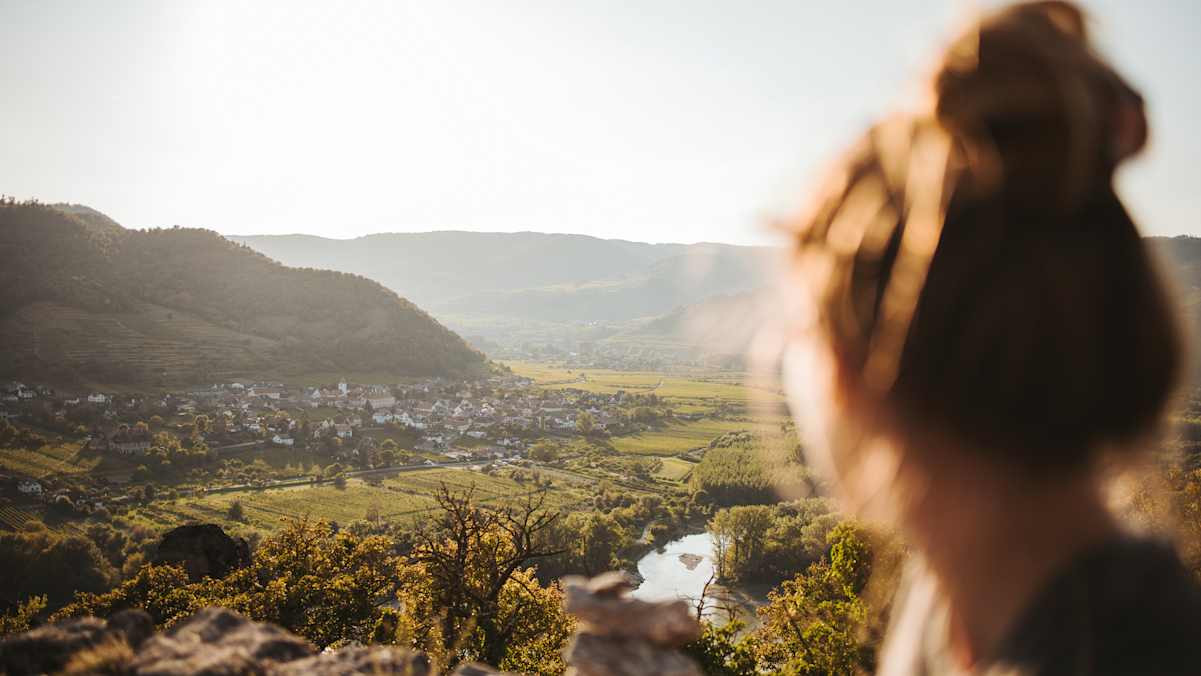 Der Welterbesteig führt zu den schönsten Aussichtsplätzen mit Blick auf die berühmten Steinterrassen und die Donau.