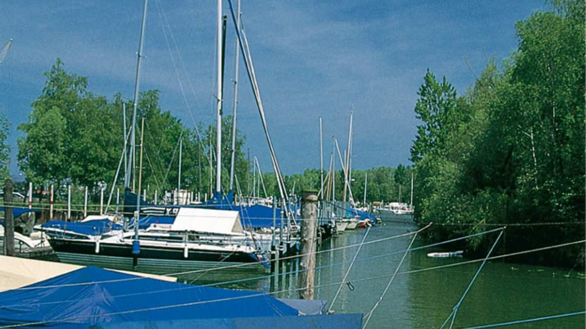 In einem Hafen mit Segelbooten gibt es für Kinder immer etwas zu entdecken.