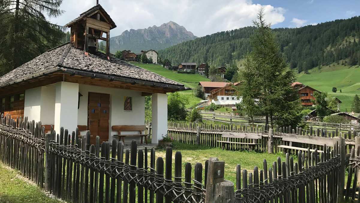Die Kapelle mit Blick auf Miscí und den Peitlerkofel im Hintergrund