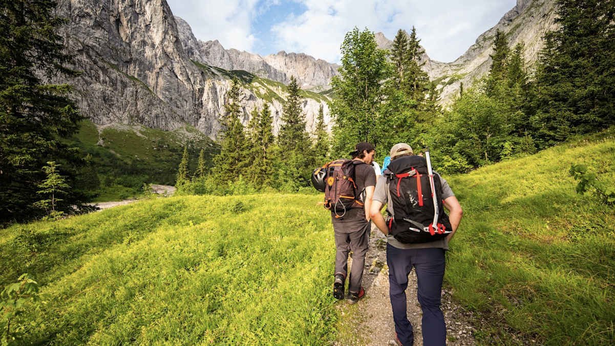 Kurz hinter der Höllentalangerhütte, die Plattenfluchten des „Bretts“ bereits im Blick.