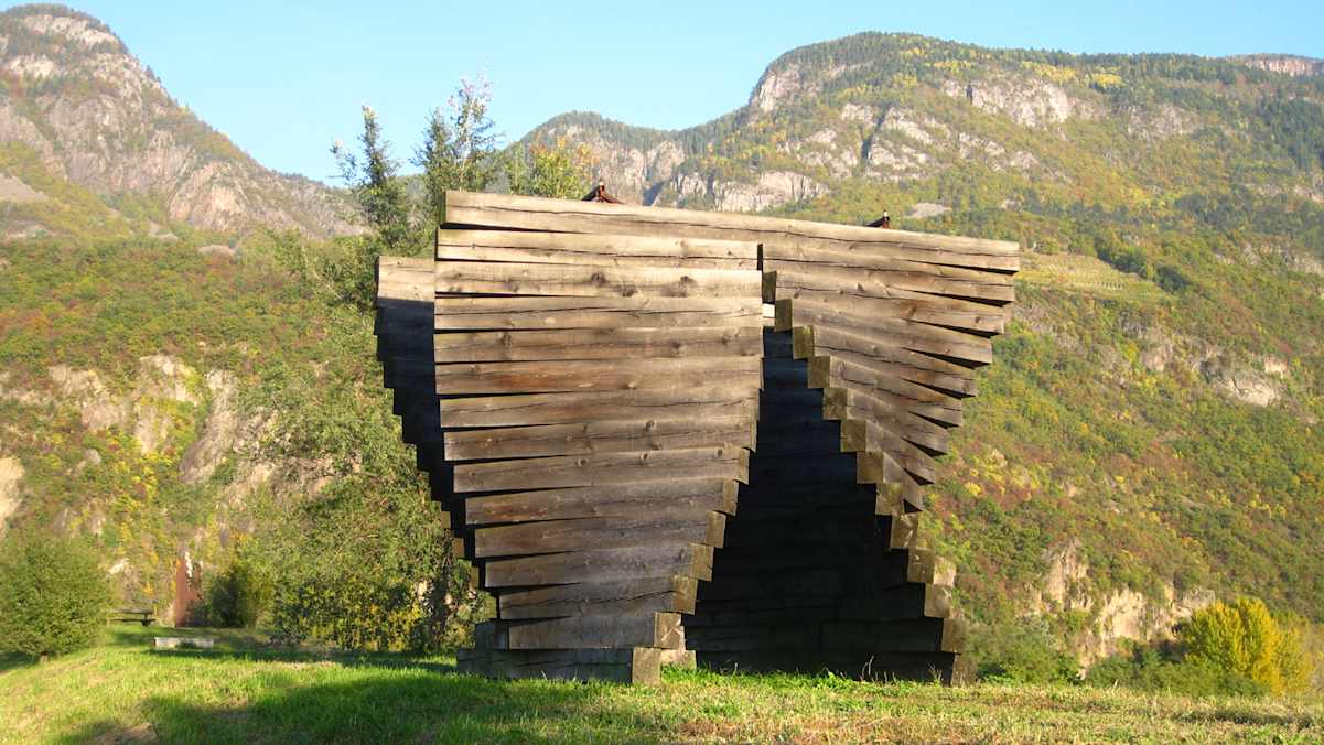 Am Skulpturenwanderweg in Lana